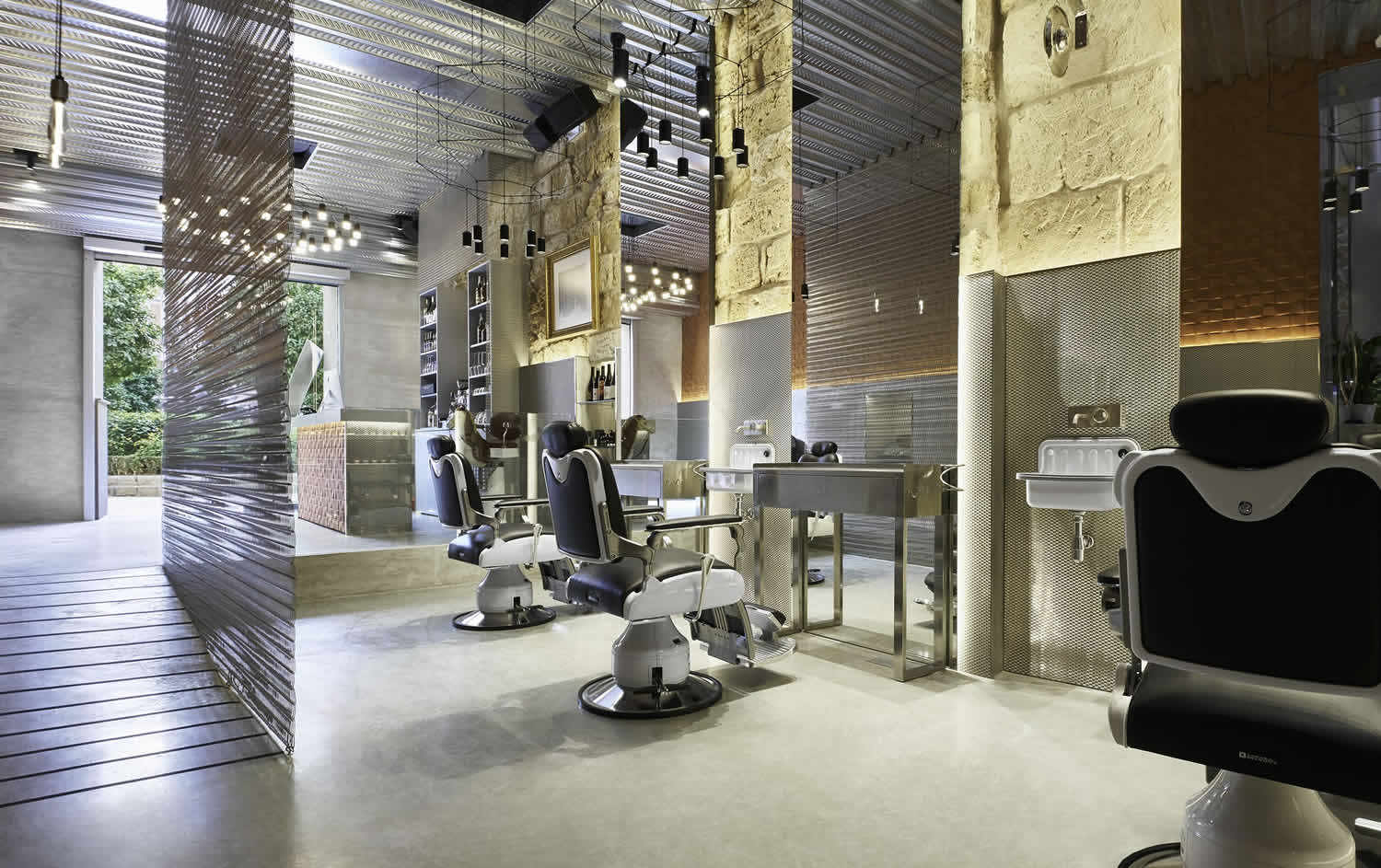 Barber's Club, Mallorca, avec les tissus métalliques pour l'architecture de Codina