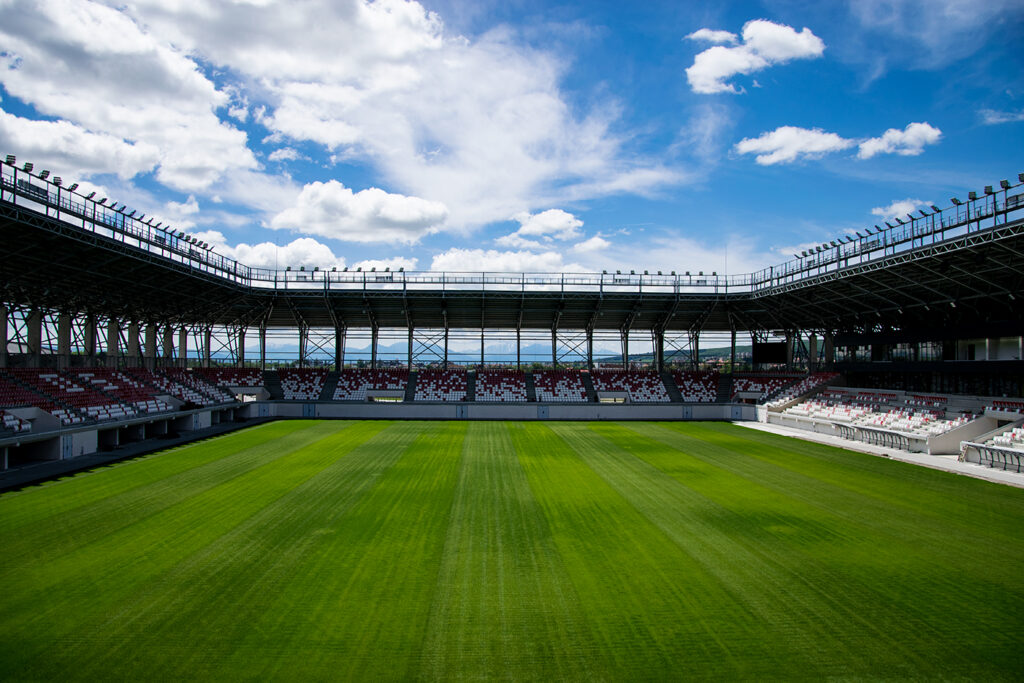 Ad esempio, lo stadio Sepsi utilizza la rete in acciaio inossidabile Eiffel 40100 per racchiudere lo stadio, garantendo che rimanga sicuro e consentendo alla luce naturale di filtrare. 