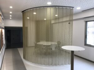 Rete metallica per showroom Codina Architectural