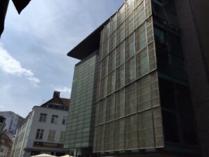 Metallfassade in einem Einkaufszentrum